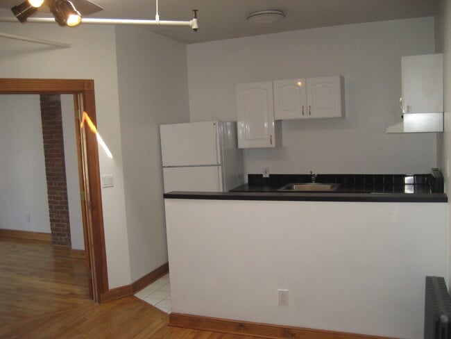 Building Photo - 7 E Main St