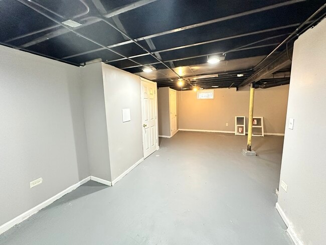 Building Photo - 1581 Kenilworth Dr