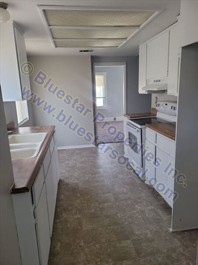 Building Photo - 15469 Hesperia Rd