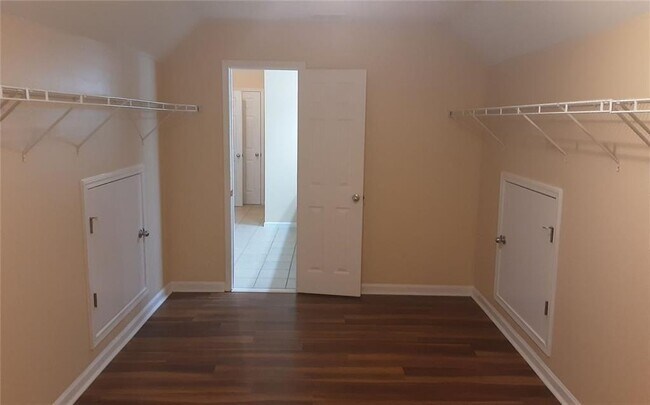 Building Photo - 2532 Lois Ct