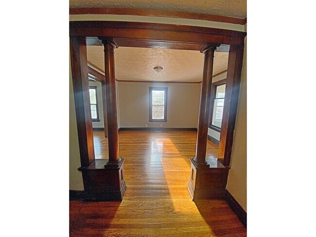Building Photo - Little Bohemia 4 bedroom home