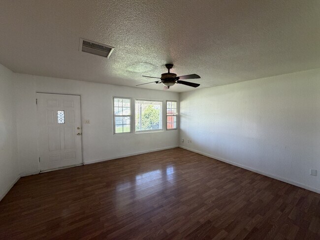 Building Photo - 720 Badgley Dr