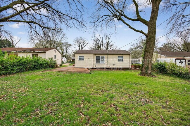 Building Photo - 10216 Royal Dr