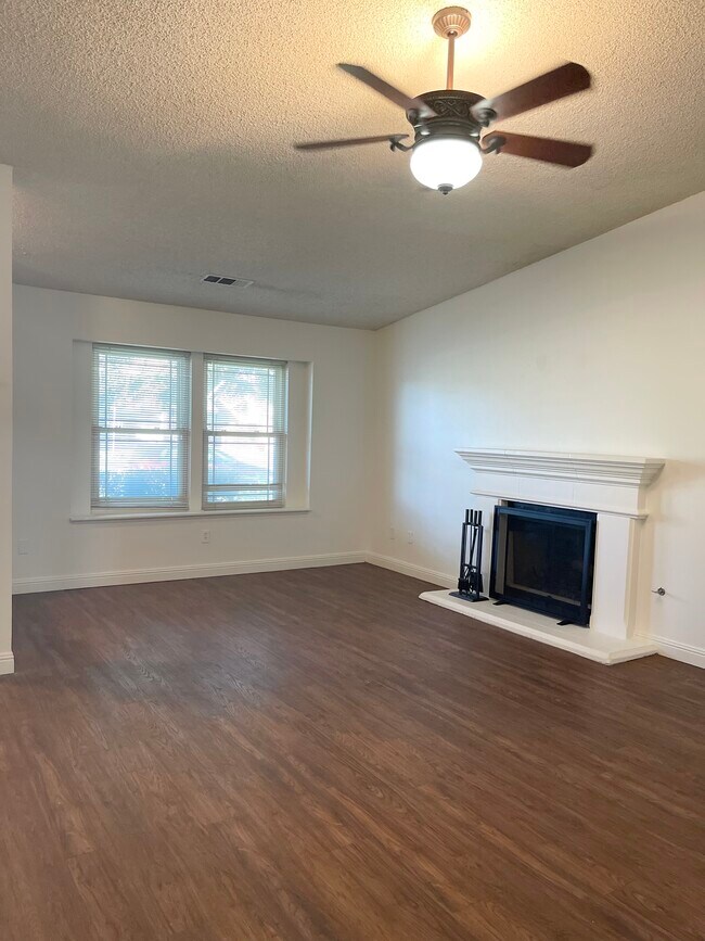 Building Photo - 1973 Memory Ln