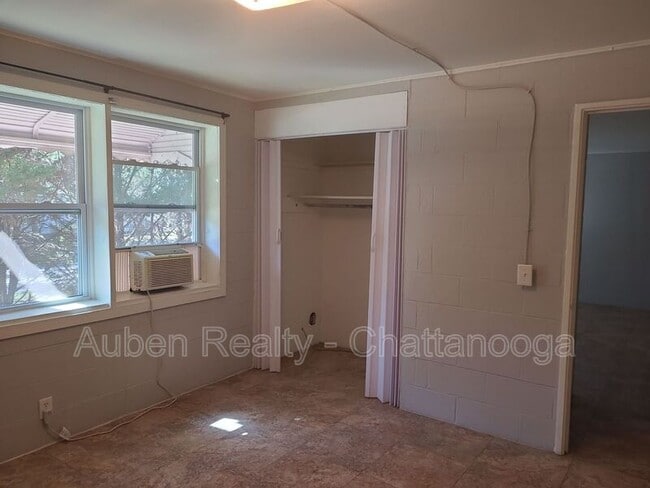 Building Photo - 713 Lupton Dr