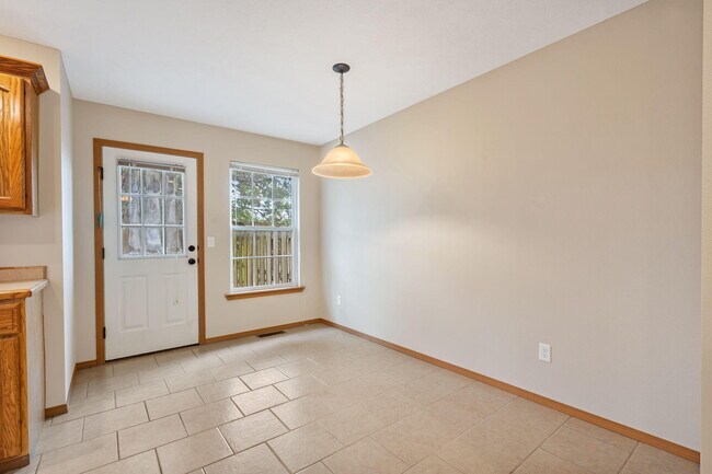 Building Photo - 717-719 E Watermill Cir