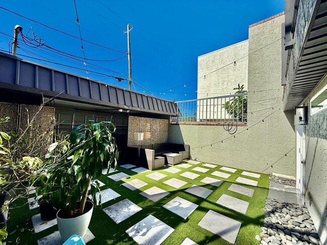 Building Photo - 162 E Davis Blvd