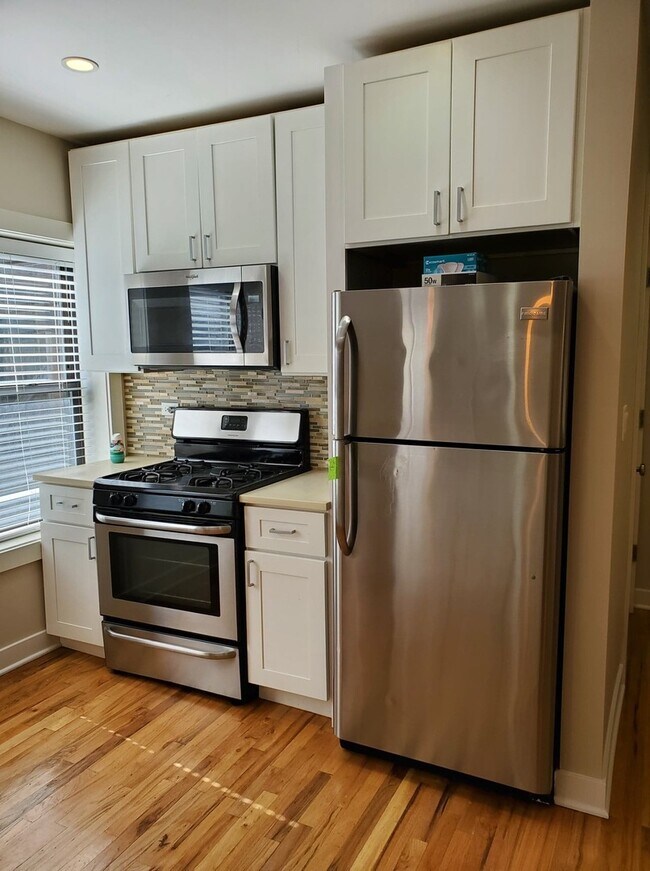 Building Photo - 3609.5 N Lakewood Ave