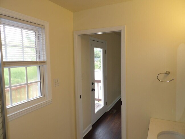 Building Photo - 102 Cedar Dr