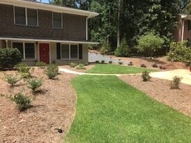 2 bedroom 1 bath in quiet family near Memorial Park and walk to 5 Points. - 288 Gran Ellen Dr, Gas Utility