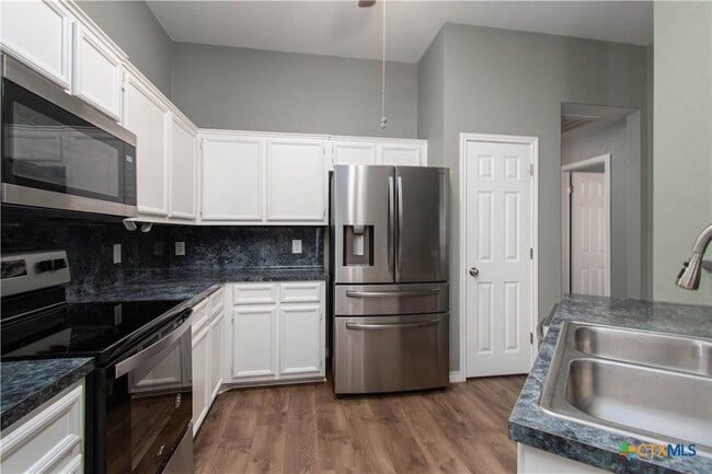 Building Photo - 2001 Matt Dr