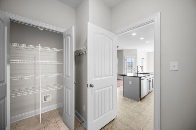 Building Photo - 505 E Black Water Ln