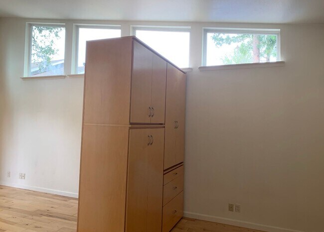 Building Photo - 114A Alta Dr