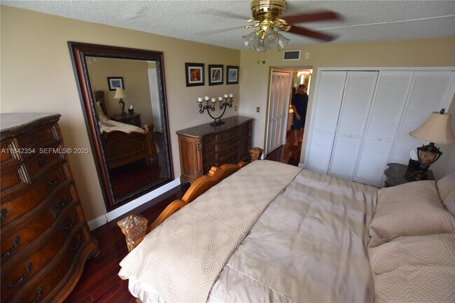 Building Photo - 3800 Oaks Clubhouse Dr