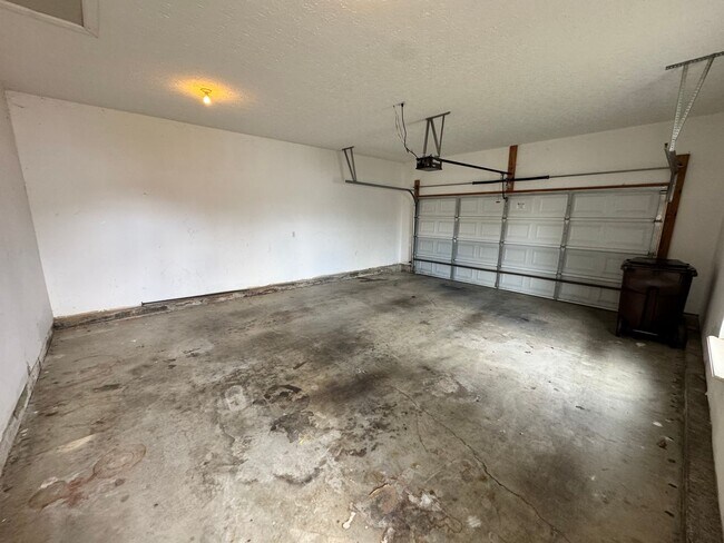 Building Photo - Comfortable 2-Bed, 2-Bath Home