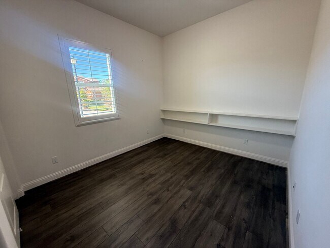 Building Photo - 955 Romneya Ln