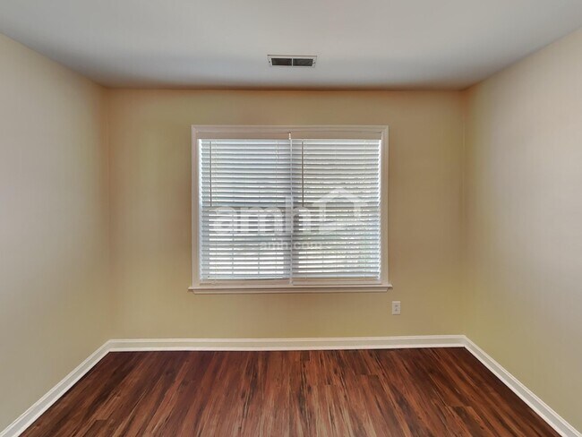 Building Photo - 2814 Sutherland Dr