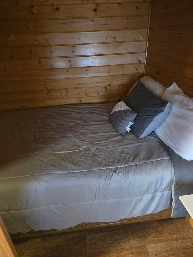 Building Photo - Fully furnished long term rental