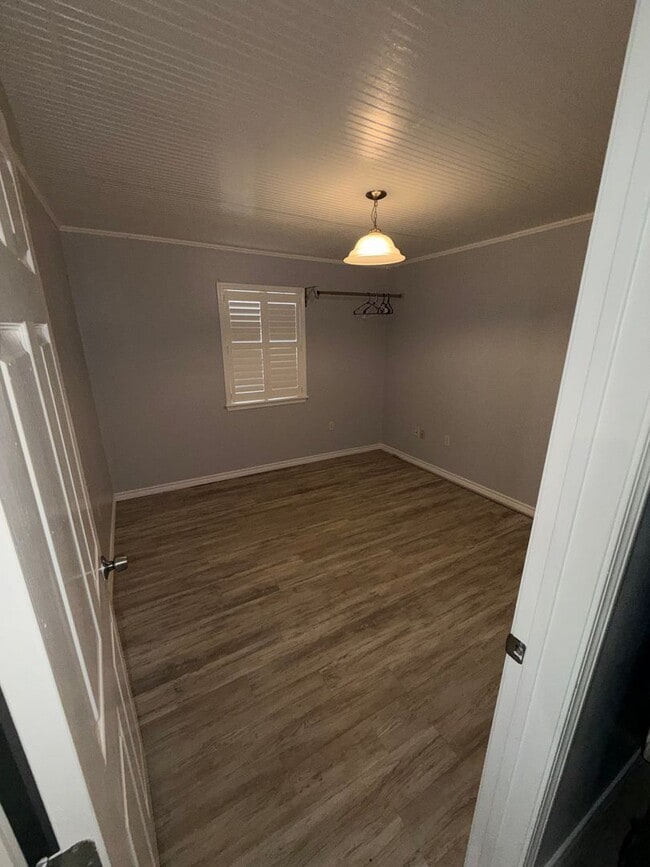 Building Photo - This studio apartment is conveniently located one block from Spohn Shoreline,