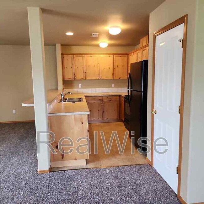 Building Photo - 2885 SW Indian Cir