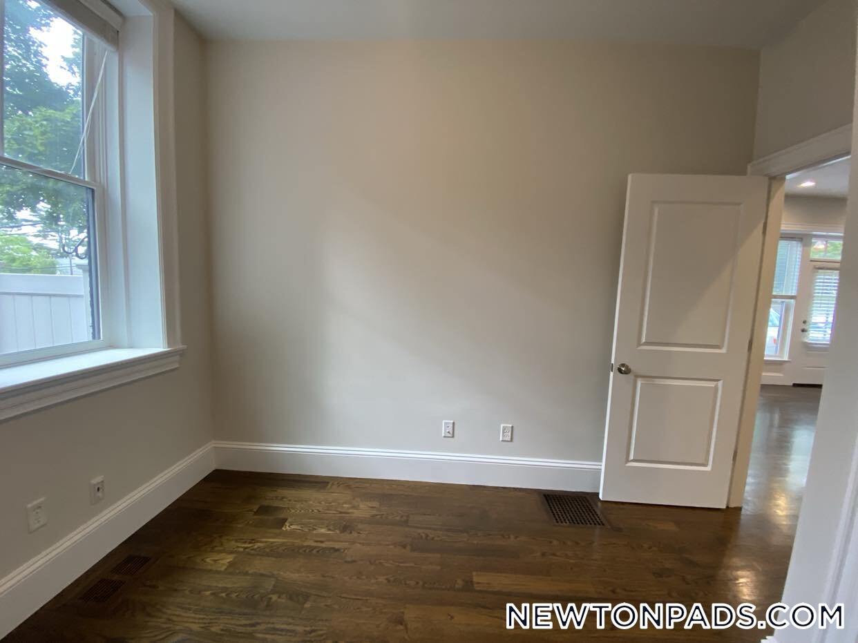 Building Photo - 2044 Beacon St