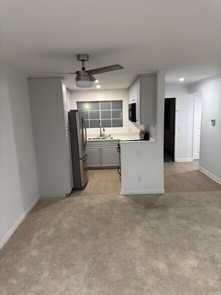 Building Photo - 5515 Canoga Ave