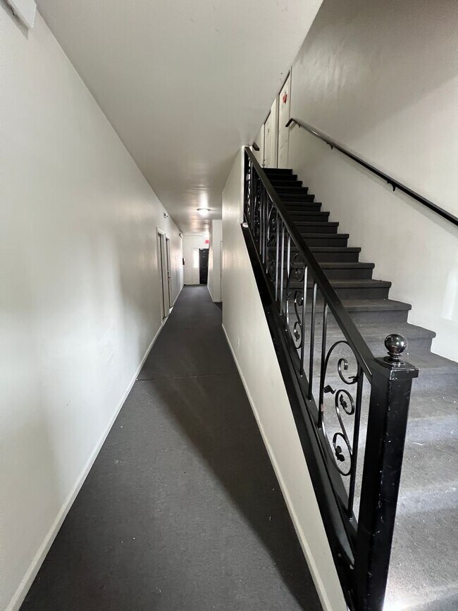 Building Photo - 1920 Monte Vista Dr