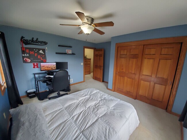 Building Photo - Menomonee Falls 4 bedroom