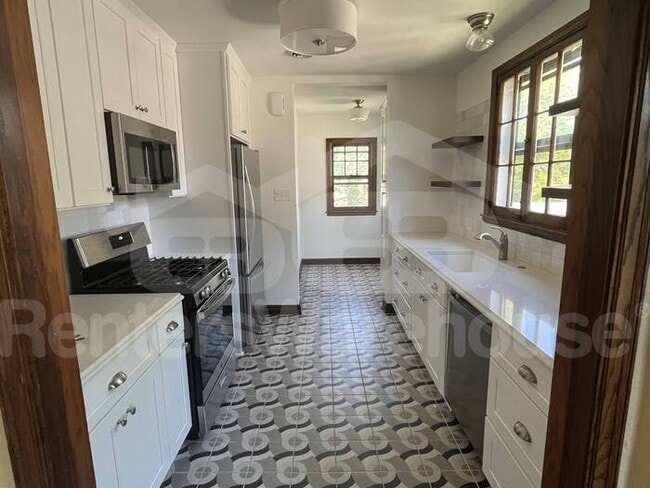Building Photo - 2 Bed/1 Bath Upper Duplex in Minneapolis