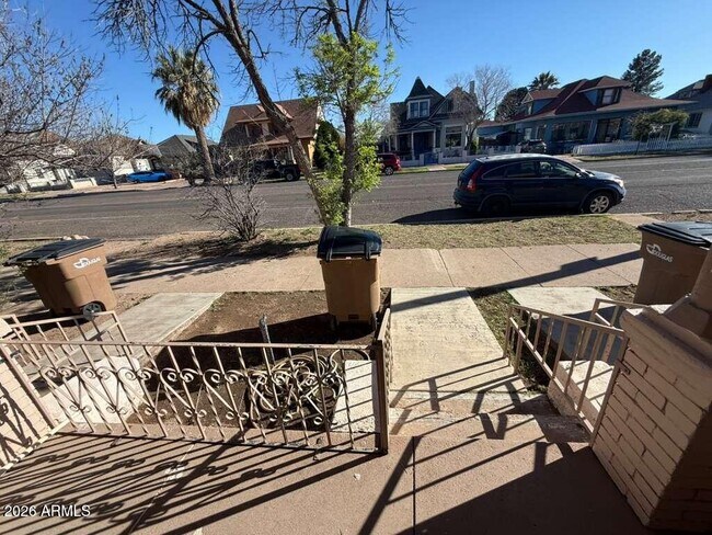 Building Photo - 830 E 9th St