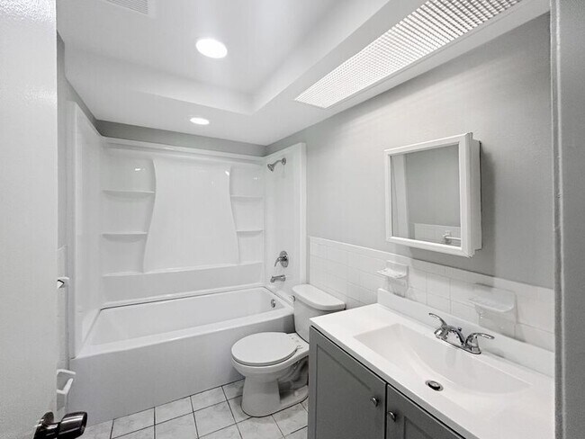 Building Photo - 3034 Primrose Dr