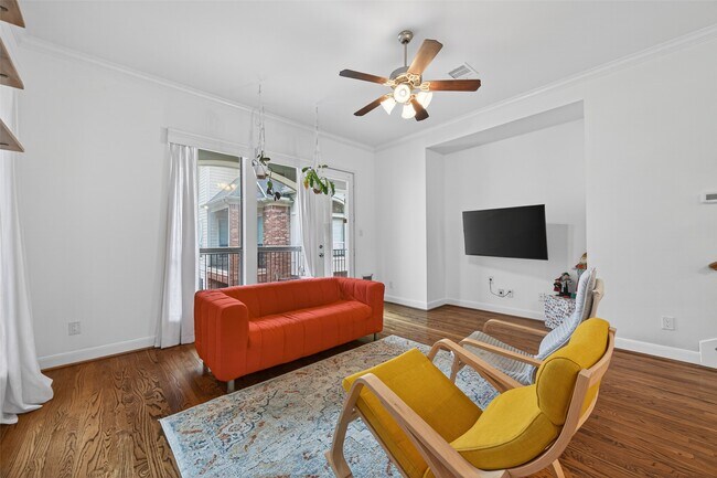 Building Photo - 2308 Bastrop St