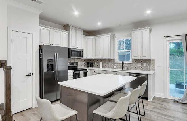 Building Photo - 4 Connaught Ct