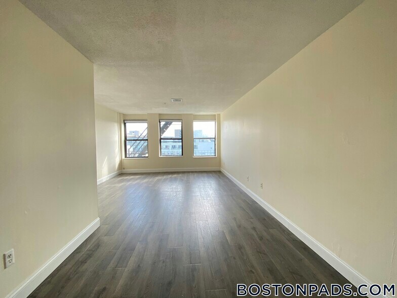 Building Photo - 1126 Boylston St