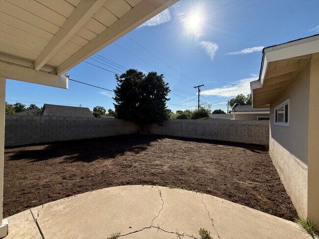 Building Photo - 1324 E Hickory Ln