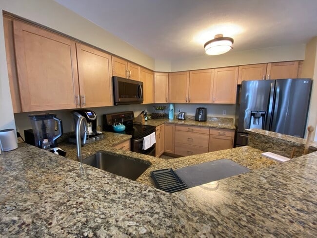 Building Photo - 1550 Oakfield Dr