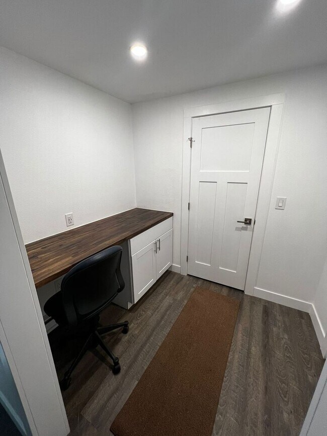 Building Photo - Spacious 4-bedroom + study home; Includes Hot tub and Pool Table - Avail. Now!