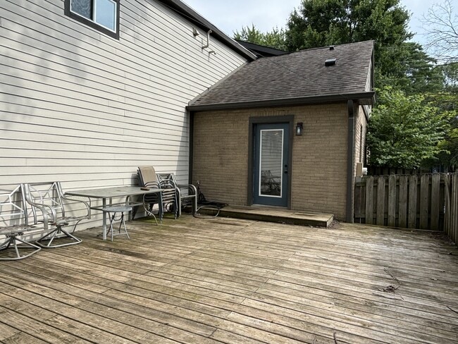 Building Photo - 1024 Kessler