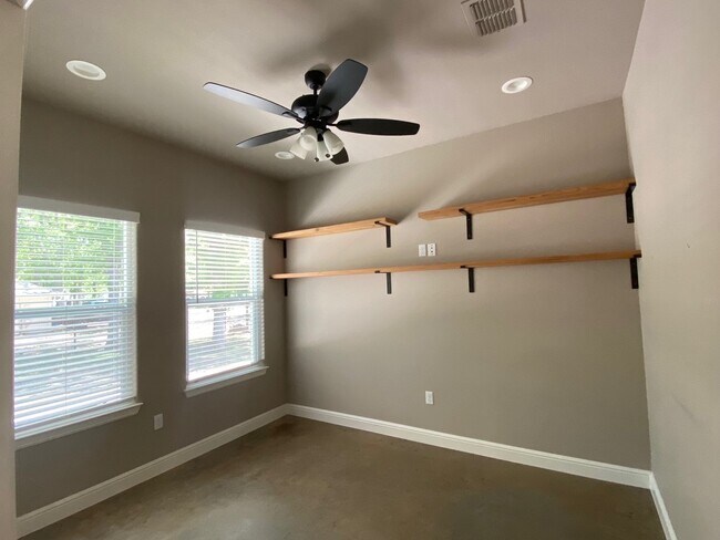 Building Photo - 501 Monna Ct