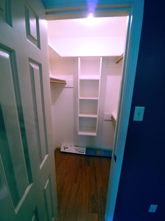 Building Photo - Spacious 3/2 home in convenient location