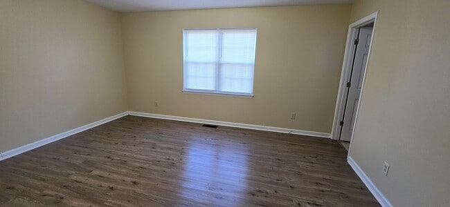 Building Photo - READY TO MOVE IN! 3 BEDS/2 BATHS!