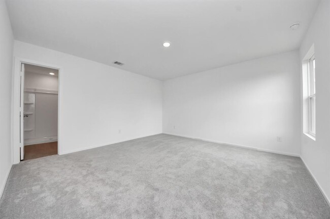 Building Photo - 18036 le gotte