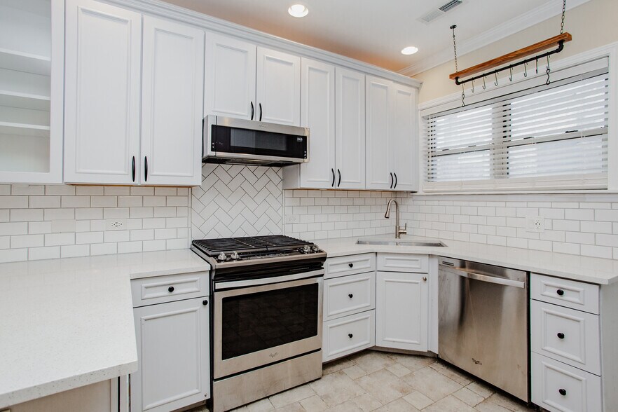 Building Photo - 1362 W Greenleaf Ave