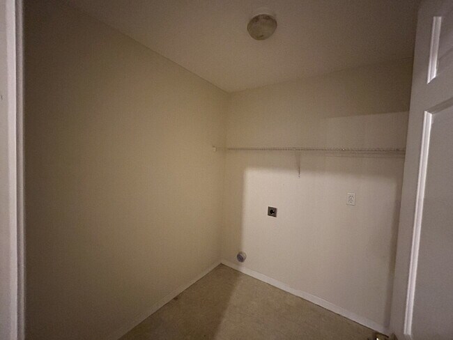 Building Photo - Apartment For Rent