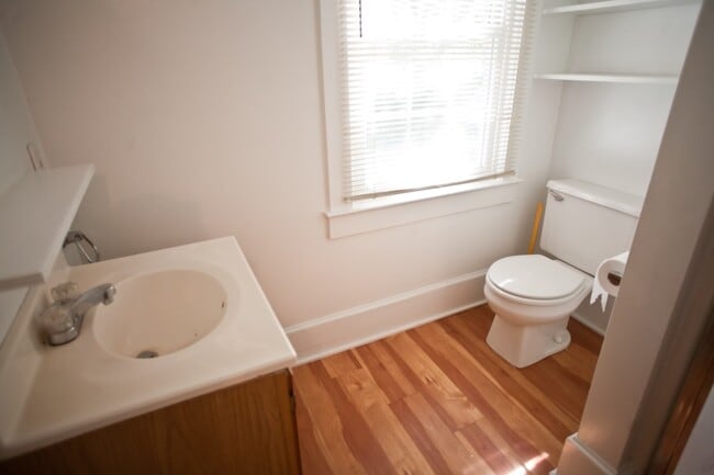 Building Photo - Adorable studio apartment, walk to UNC and downtown! Utilities included!