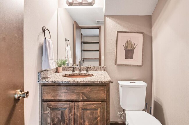 Building Photo - 901 Oakcrest Cir