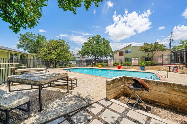 Building Photo - Clean & Bright Gated 1BR Near Downtown Austin