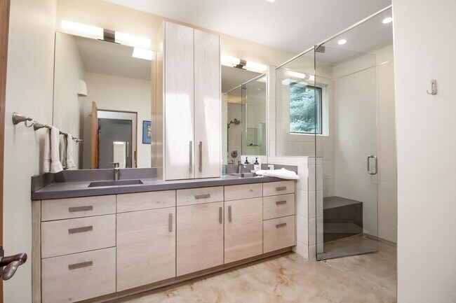 Building Photo - Sun Valley Home, Fully Furnished and Move-in Ready
