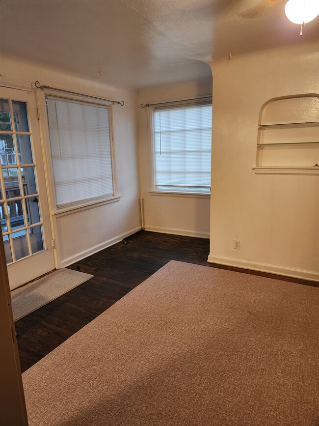 Living room. Balcony - 807 Main Ave