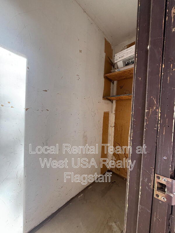 Building Photo - 4513 E Hollygreen Rd